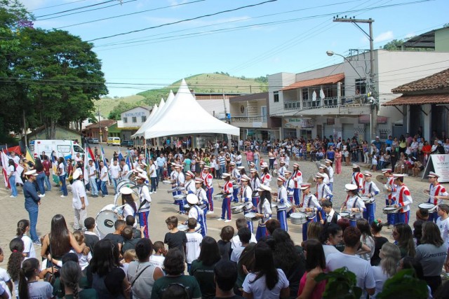 Dores se prepara para manter tradição do Desfile de 7 de abril