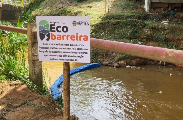 Ecobarreira é instalada em Ibatiba para conter resíduos lançados no Rio Pardo