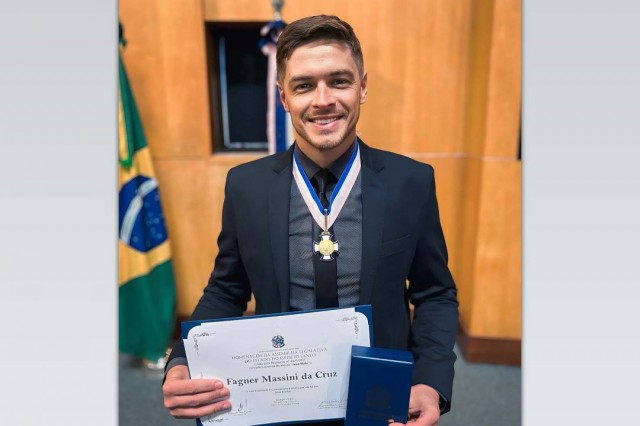 Publicitário Fagner Massini é homeageado com Comenda Jairo Maia na Assembleia Legislativa do ES