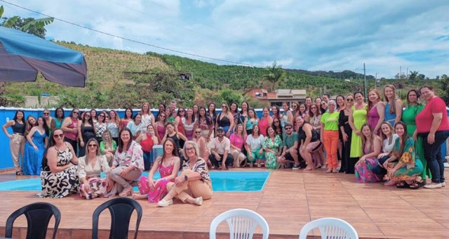 Prefeitura de Dores do Rio Preto realiza comemoração entre os professores da rede estudantil