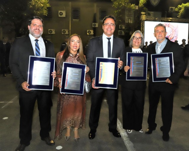 Membros do Ministério Público recebem homenagem da Polícia Militar