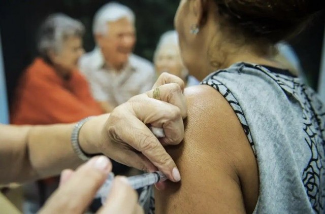 Baixa procura da vacina contra gripe dos grupos prioritários preocupa no ES