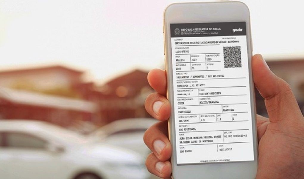 Mão segura celular que apresenta, em sua tela, o Documento Único de Arrecadação (DUA) que pode ser acessado no site do Detran/ES.