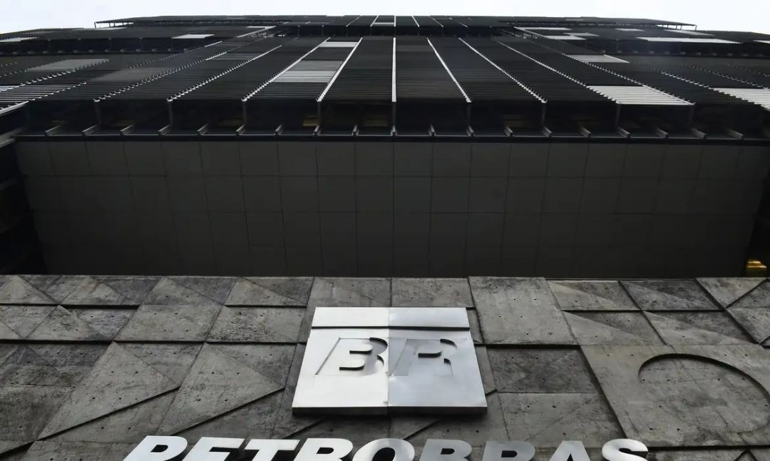 Fachada de prédio da Petrobras, empresa estatal responsável pela produção e comercialização de combustíveis no Brasil.