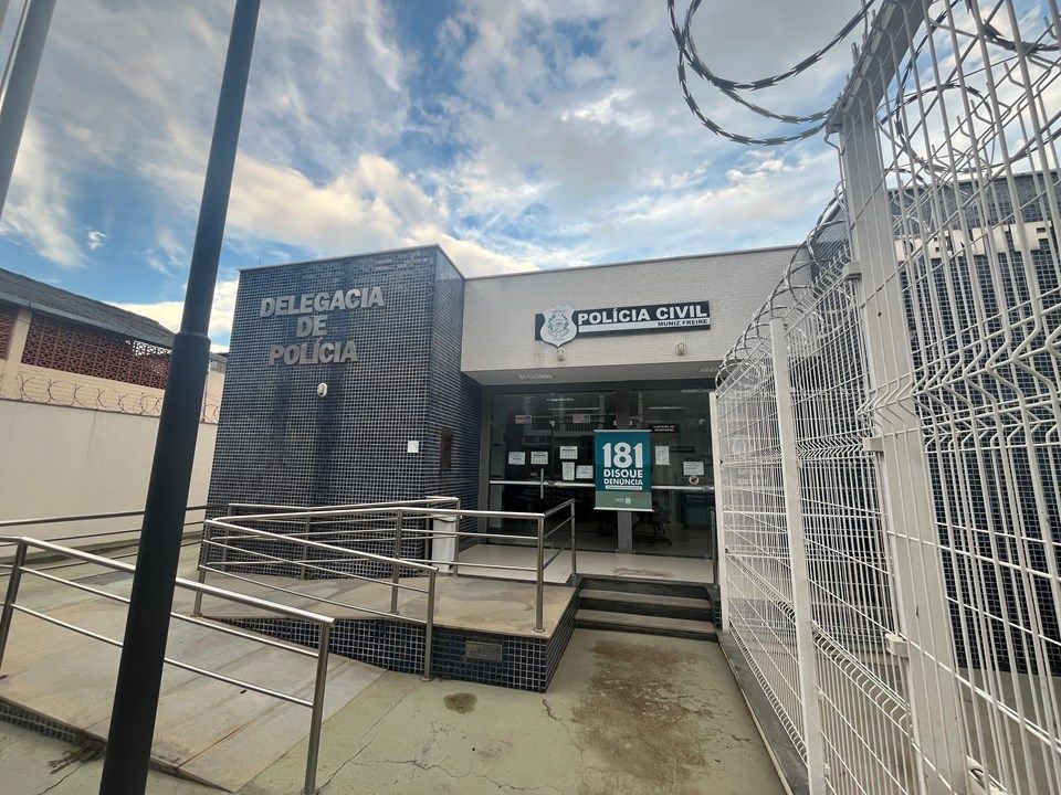 Fachada da Delegacia de Polícia de Muniz Freire, no Espírito Santo, durante operação da Polícia Civil.