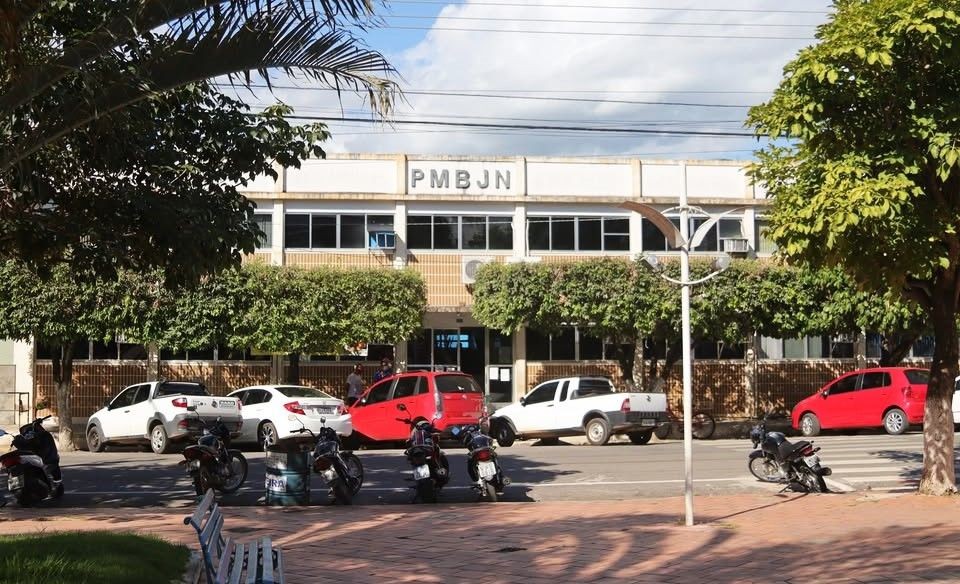 Fachada da Prefeitura Municipal de Bom Jesus do Norte, localizada no centro da cidade, com veículos estacionados em frente ao prédio.