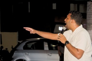 Pregador ministra a Palavra durante o evento cristão Despertai Ibitirama, em espaço público da cidade.