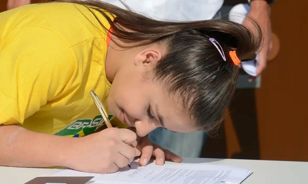 Atleta jovem preenche formulário de inscrição durante processo seletivo do programa Bolsa Atleta.