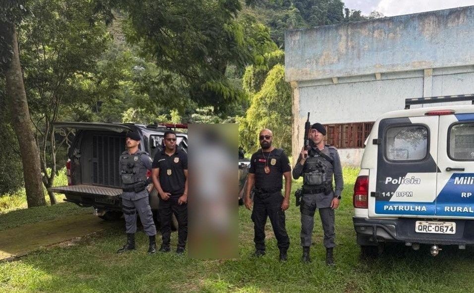 Policiais civis e militares durante cumprimento de mandado de prisão em área rural de Ibitirama.