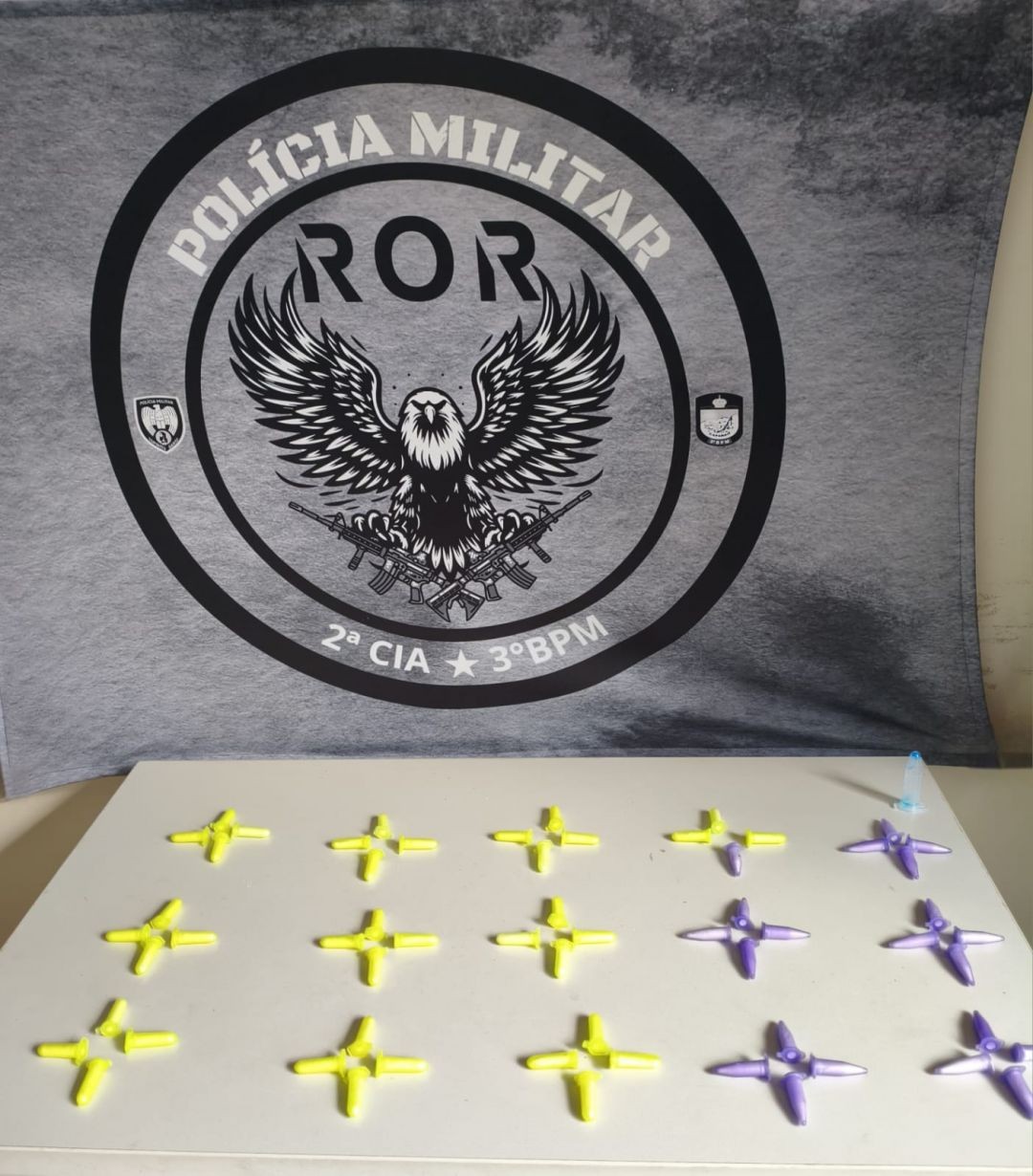 Pinos de cocaína apreendidos pela Polícia Militar durante ação da ROR no Beco do Miolo, em Guaçuí, no Sul do Espírito Santo.