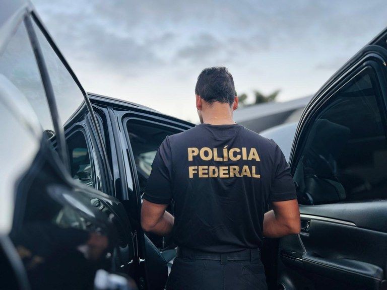 Agente da Polícia Federal durante operação de combate a fraudes bancárias contra a Caixa Econômica Federal.
