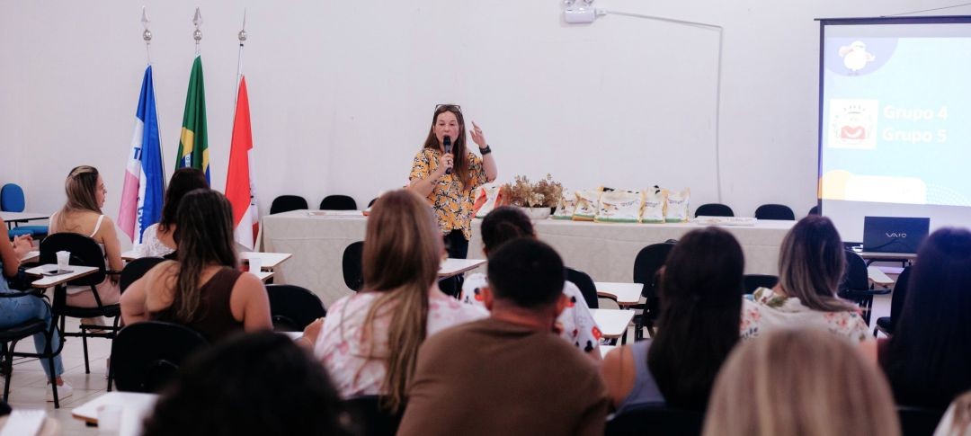 Formação do Sistema Aprende Brasil realizada pela Secretaria de Educação de Irupi, com participação de professores, pedagogos e diretores da Educação Infantil em auditório.