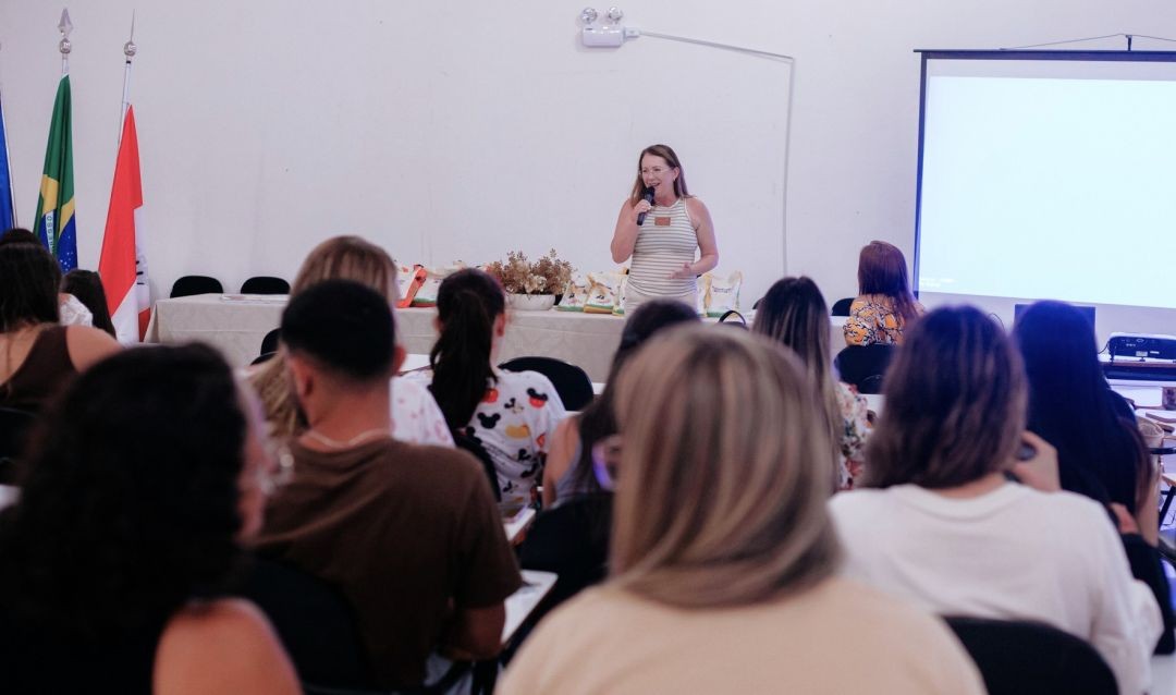 Formação do Sistema Aprende Brasil realizada pela Secretaria de Educação de Irupi, com participação de professores, pedagogos e diretores da Educação Infantil em auditório.