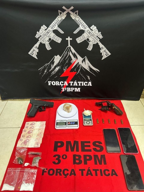 Material apreendido pela Força Tática em Alegre, incluindo drogas, armas, munições, celulares, dinheiro e balanças de precisão.