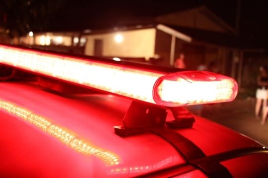 Giroflex de viatura policial durante atendimento a ocorrência criminal.