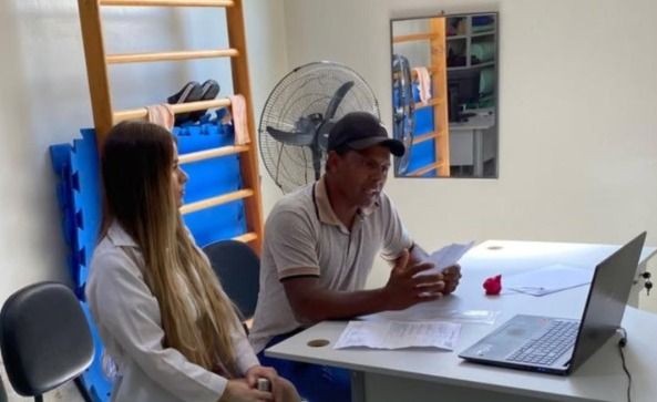 Paciente realiza teleconsulta médica em unidade de saúde de Ibitirama, acompanhado por profissional, durante ação da Secretaria Municipal de Saúde.
