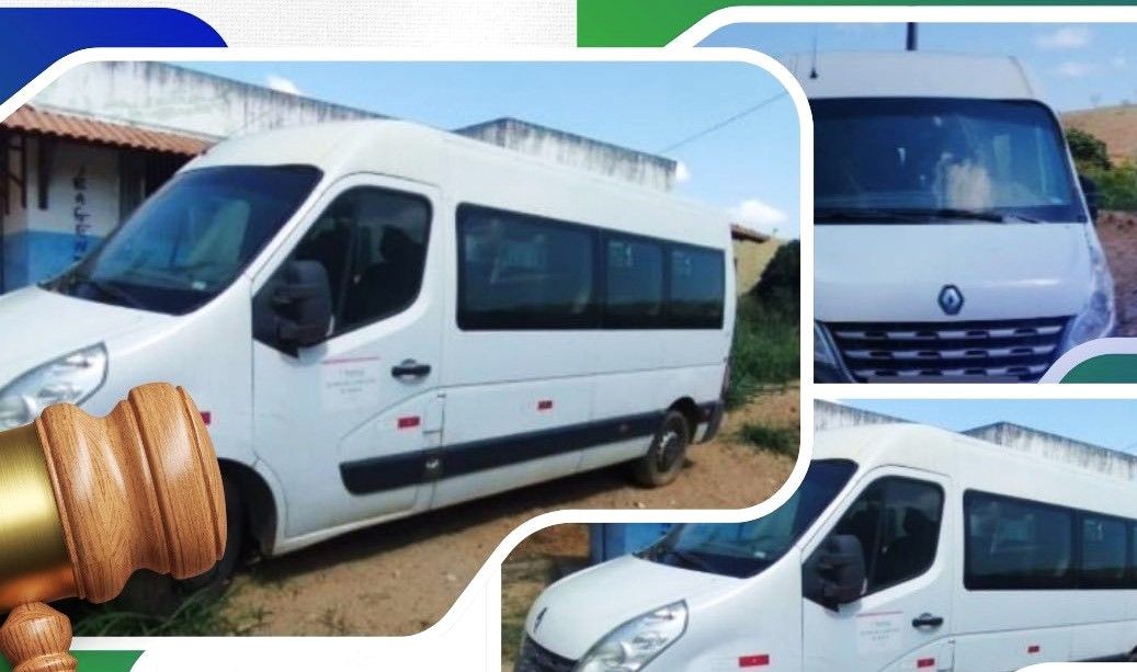 Foto mostra uma van/ônibus de grande porte branca estacionada em área externa, indicando parte dos veículos que serão ofertados no leilão público da Prefeitura de Apiacá em parceria com a MGL Leilões.