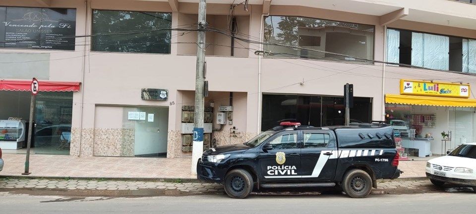 Viatura da Polícia Civil estacionada em frente à Delegacia de Polícia de Ibitirama, no Espírito Santo.