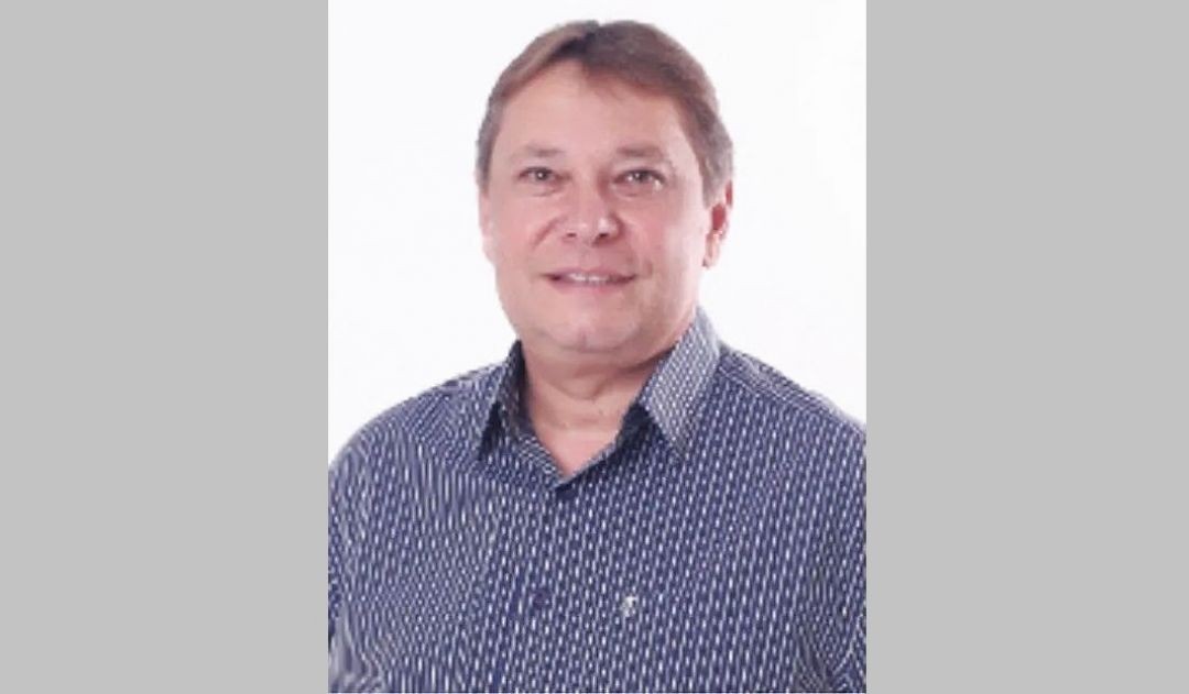 Retrato do prefeito de Ibitirama, Reginaldo Simão de Souza, vestindo camisa social estampada em fundo claro, em imagem oficial utilizada na matéria sobre decisão do TRE-ES.