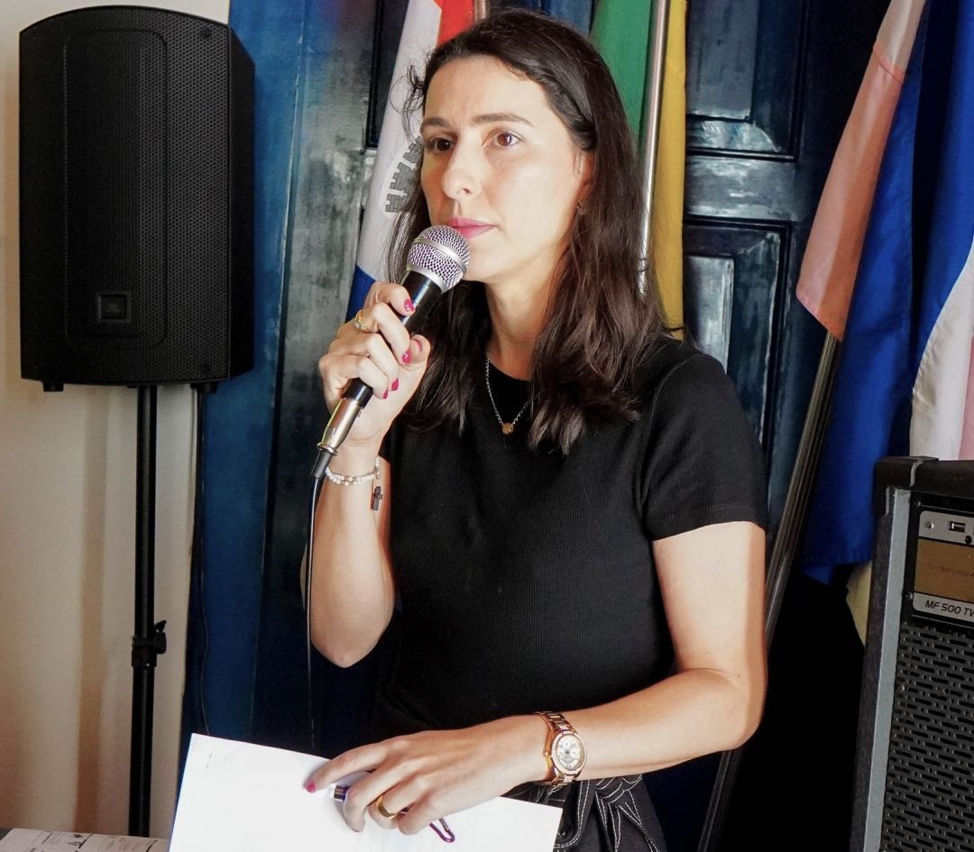 Diretora de Licenciamento e Fiscalização Ambiental da Secretaria de Meio Ambiente e Limpeza Pública de Iúna, Lóris Teixeira Simoura Gardimam, falando ao microfone, para apresentar um diagnóstico detalhado da situação atual da Reserva Jovelino Nunes.