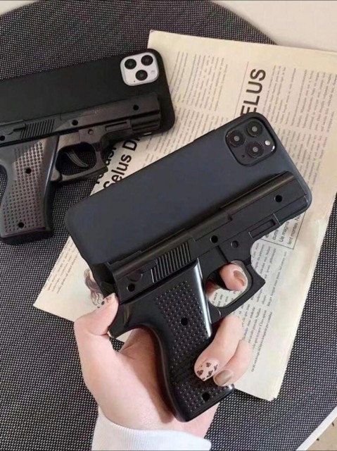 Imagem mostra capinhas de celular em formato semelhante a arma de fogo, objeto que motivou alerta da Polícia Militar sobre riscos e possíveis implicações legais.