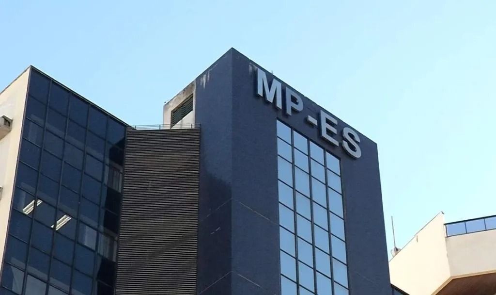 Fachada do prédio do Ministério Público do Espírito Santo (MPES), com estrutura moderna e logomarca exibida na parte superior do edifício.