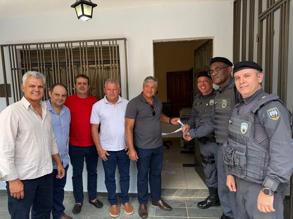 Autoridades municipais e policiais militares participam da inauguração do Destacamento de Polícia Militar de Pequiá, em Iúna, em frente à nova sede da unidade.