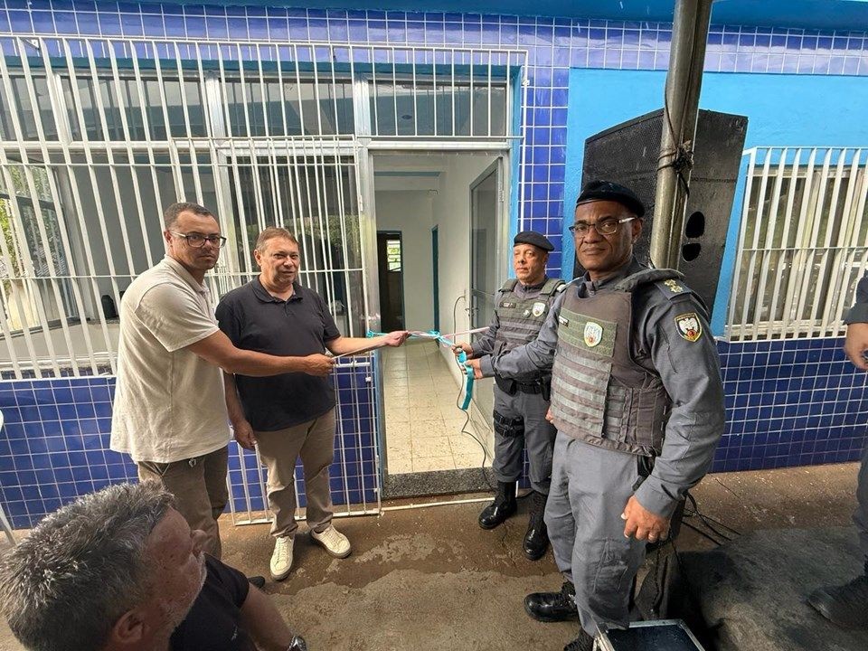 Autoridades municipais e policiais militares participam da inauguração do Destacamento de Polícia Militar de Santa Marta, em Ibitirama, durante cerimônia oficial em frente à nova unidade.