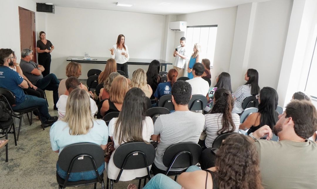 Secretária Cyntia Grilo realiza reunião técnica com equipe da assistência social de Iúna, apresentando novos projetos e estratégias para fortalecimento da rede socioassistencial no município.