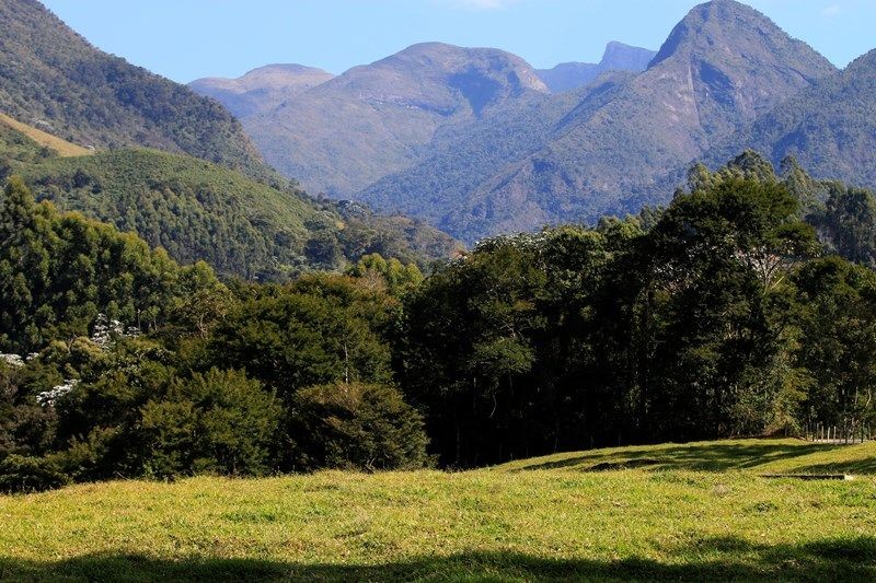 Vista das montanhas do Caparaó, com destaque para área verde e paisagem natural de Ibitirama.