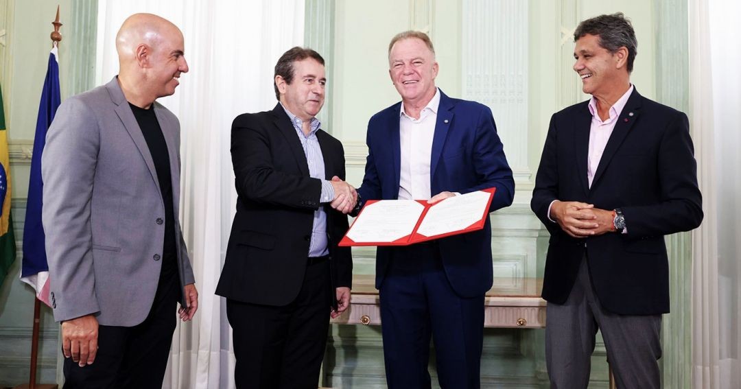 Governador Renato Casagrande, vice Ricardo Ferraço e executivos da GWM durante assinatura de documento no Palácio Anchieta, em Vitória.