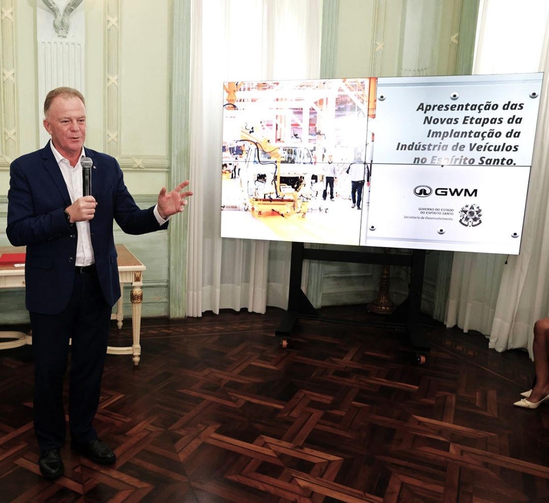 Governador Renato Casagrande apresenta em telão as novas etapas da implantação da fábrica da GWM no Espírito Santo.