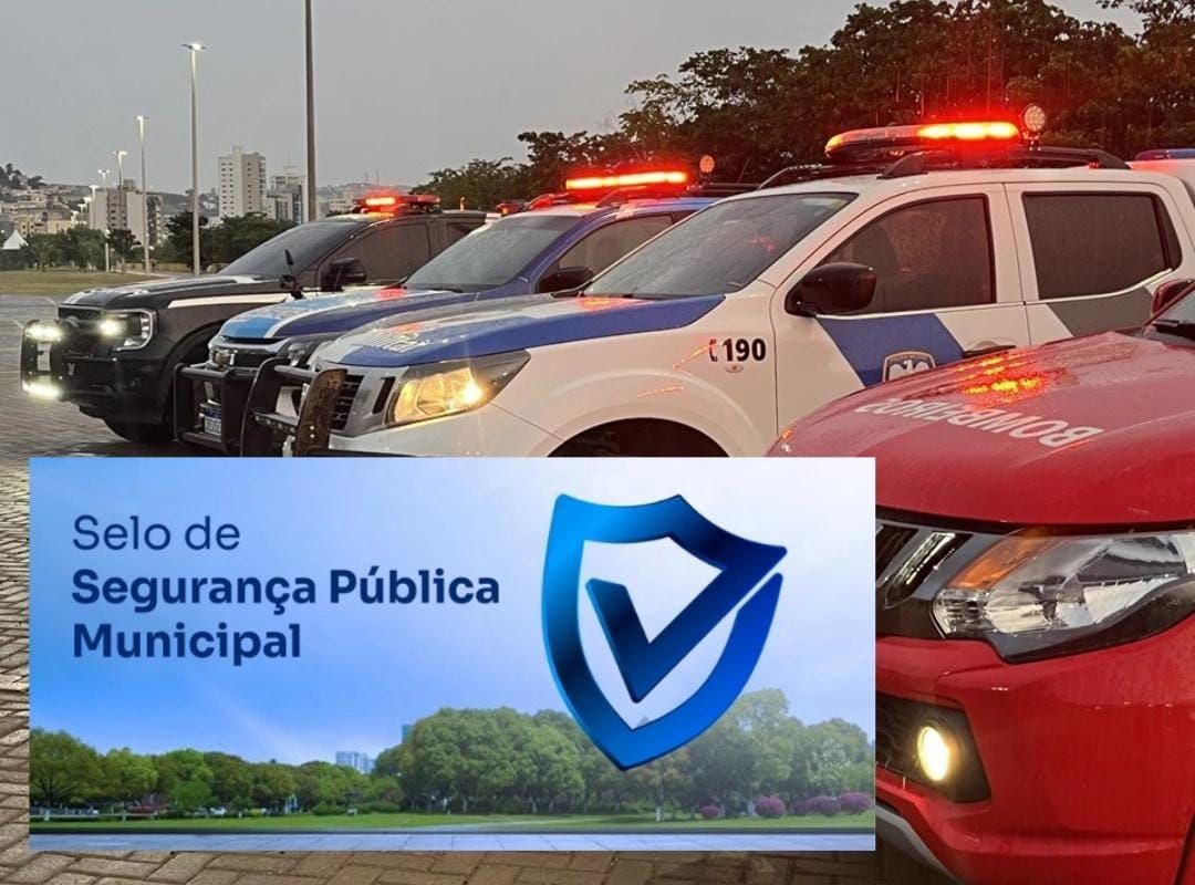 Viaturas policiais com luzes acionadas ao fundo e banner ilustrativo do Selo de Segurança Pública Municipal criado pelo MPES.