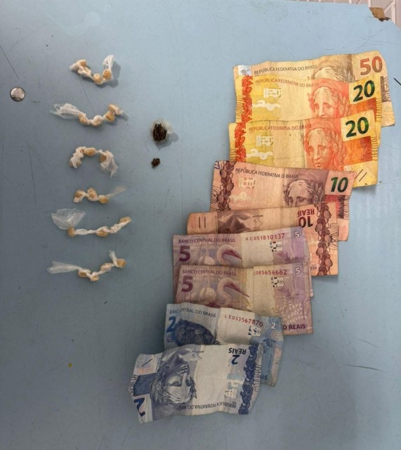 Dinheiro em notas fracionadas e porções de drogas apreendidas pela Polícia Militar durante ocorrência de tráfico em Alegre.