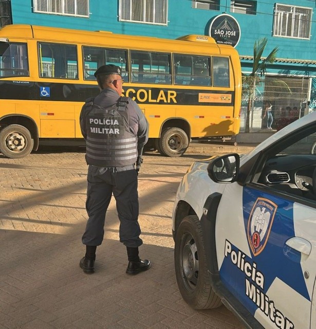 Policial militar realiza patrulhamento em frente a escola durante operação de reforço de segurança no período de volta às aulas.