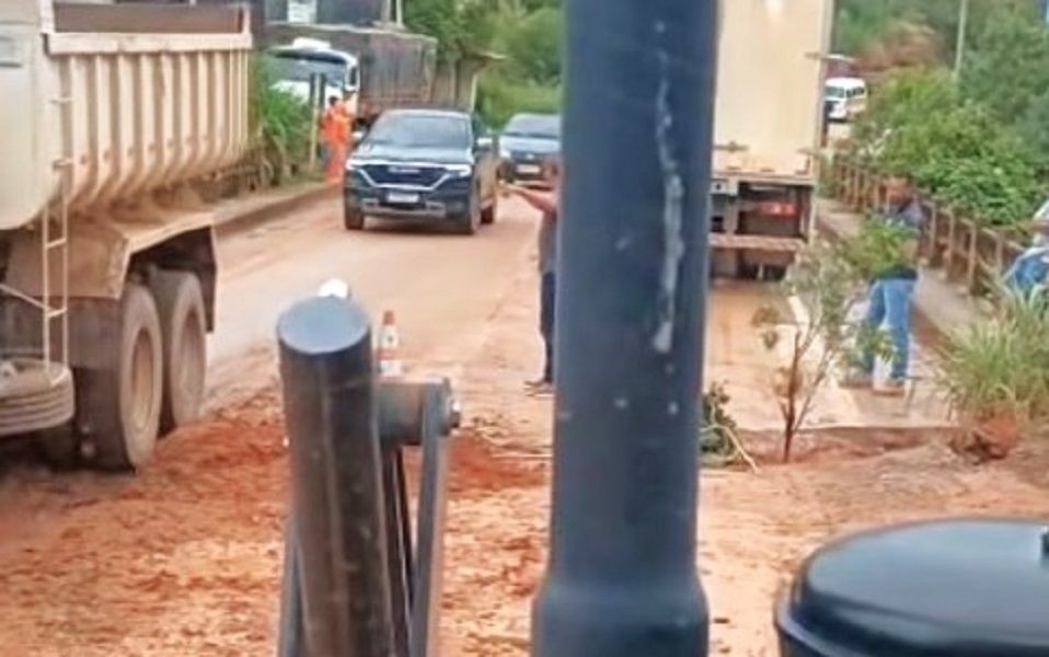 Caminhões e veículos parados sobre ponte na Rodovia ES-185, em Uberaba, Iúna, durante interdição para manutenção após danos causados por forte temporal.