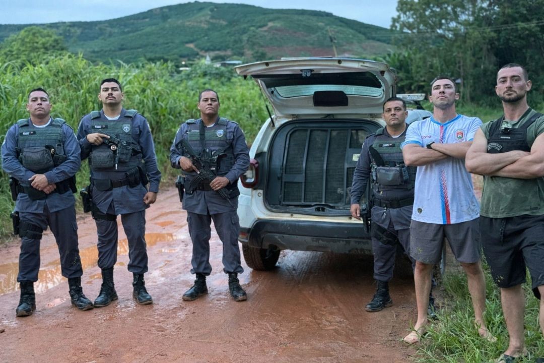 Policiais civis e militares ao lado de viatura durante operação que resultou na prisão de investigado por homicídio em Ibitirama.