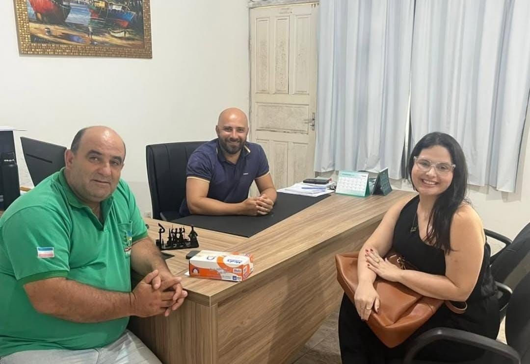 Reunião no gabinete municipal marca a apresentação da nova médica que atuará no PSF de Patrimônio da Penha, em Divino de São Lourenço.