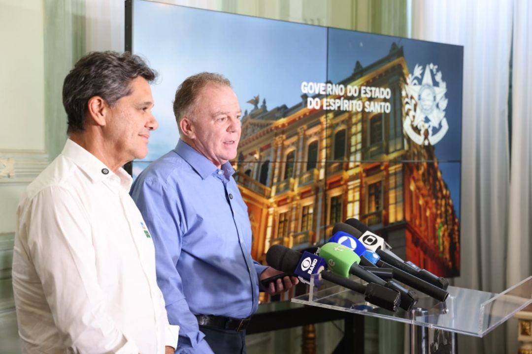 Ricardo Ferraço e Renato Casagrande durante pronunciamento oficial sobre a transição do Governo do Estado, realizado no Palácio Anchieta.