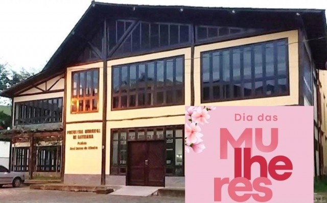 Fachada da Prefeitura Municipal de Ibitirama com arte de divulgação do evento em destaque.