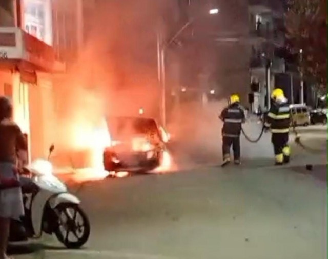 Bombeiros combatem incêndio em veículo que pegou fogo após briga no trânsito, em Guaçuí, durante a noite.
