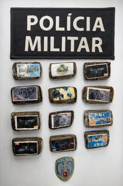 Tabletes de droga apreendidos pela Polícia Militar durante abordagem a veículo em Alegre, no Espírito Santo.