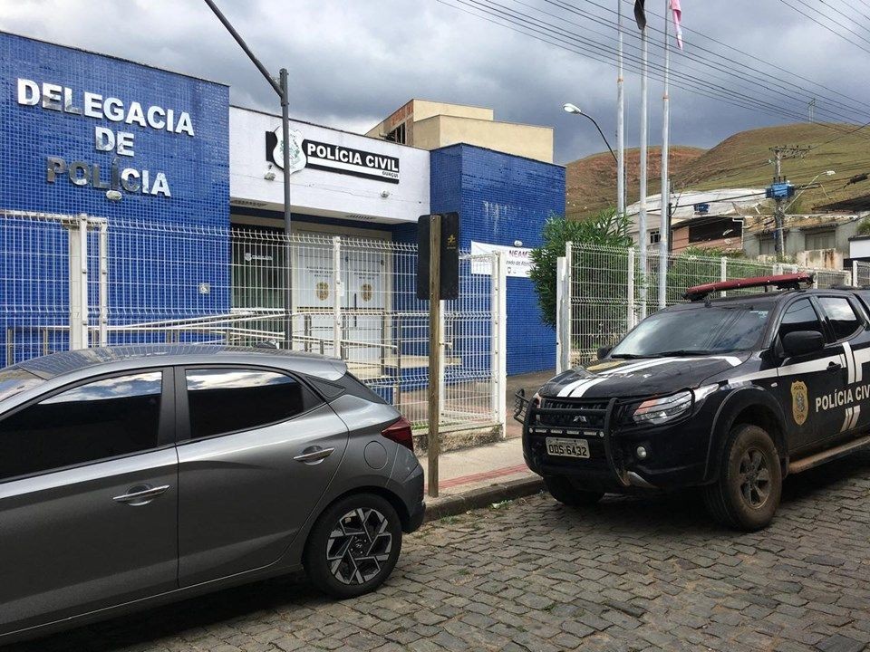 Viatura da Polícia Civil estacionada em frente à Delegacia de Polícia de Guaçuí, no Espírito Santo, durante operação que resultou na prisão de suspeitos investigados por tortura e roubo.