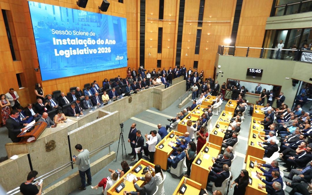 Plenário da Assembleia Legislativa do Espírito Santo durante sessão solene de instalação do ano legislativo de 2026, com deputados e autoridades presentes no auditório.