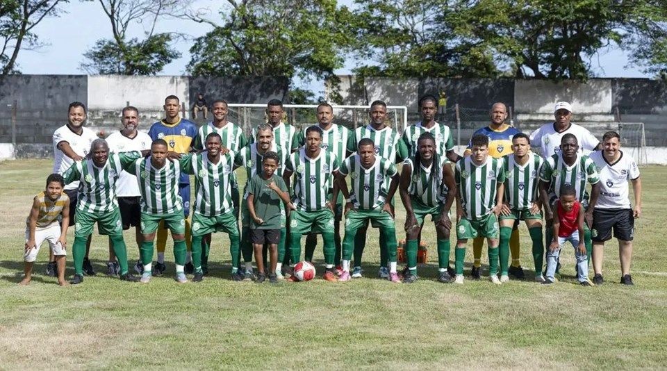 Equipe de futebol de São José do Calçado reunida em campo antes de partida da Copa Sesport, competição estadual de futebol amador do Espírito Santo.