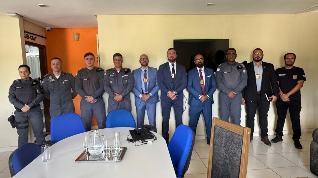 Policiais militares, delegados e autoridades de segurança pública durante reunião da Área Integrada de Segurança Pública (AISP) no 14º Batalhão da Polícia Militar.