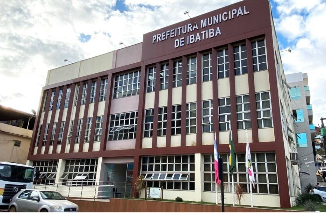 Fachada do prédio da Prefeitura Municipal de Ibatiba, edifício administrativo de três andares com a identificação do órgão na parte superior da estrutura.