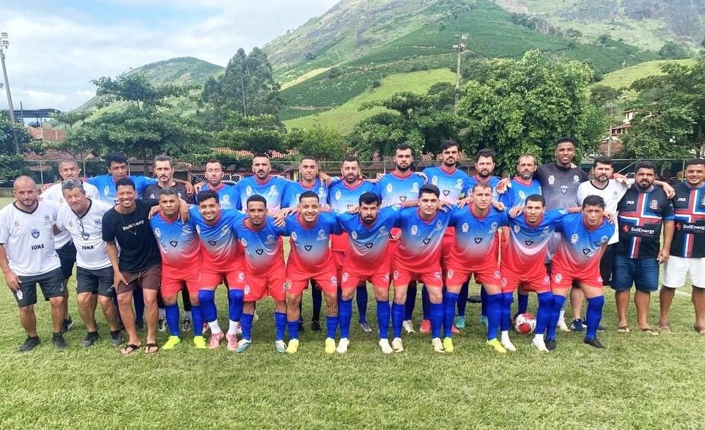 Elenco da equipe de Iúna reunido antes de partida da Copa Sesport, com as montanhas do Caparaó ao fundo.