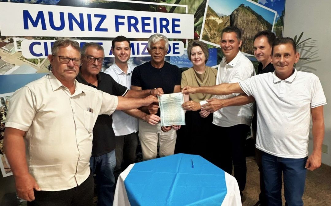 Prefeito, representantes do Ifes e autoridades municipais posam segurando o documento de doação do terreno destinado à construção do campus do Instituto Federal do Espírito Santo em Muniz Freire.