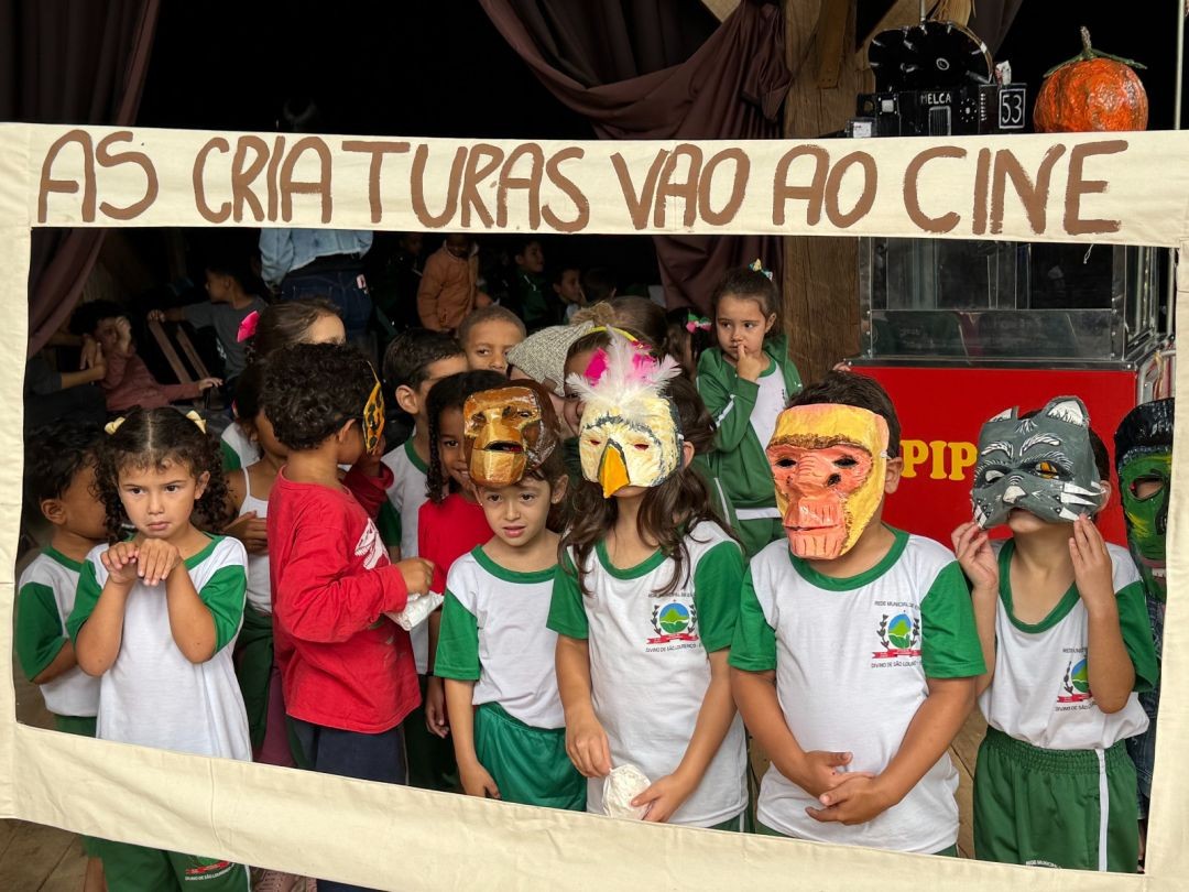 Crianças usam máscaras durante atividade “As criaturas vão ao cine” em evento cultural do Cine Multiverso.